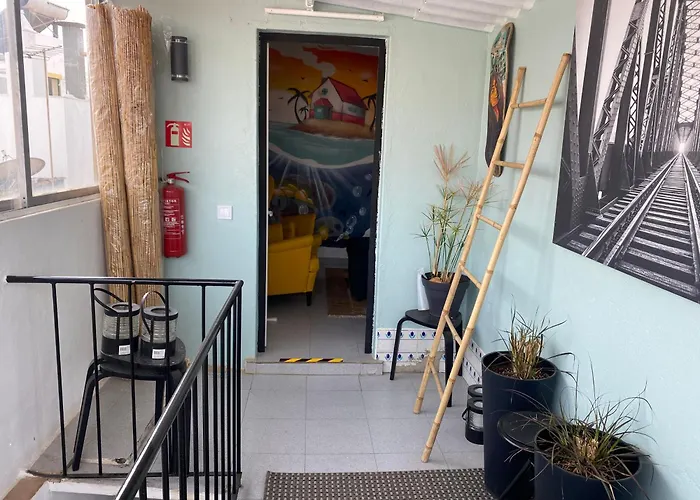 The Island Hostel & Cafe